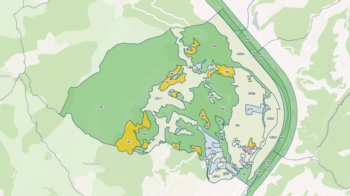 Aperçu cartographique de Carros, centré sur la commune