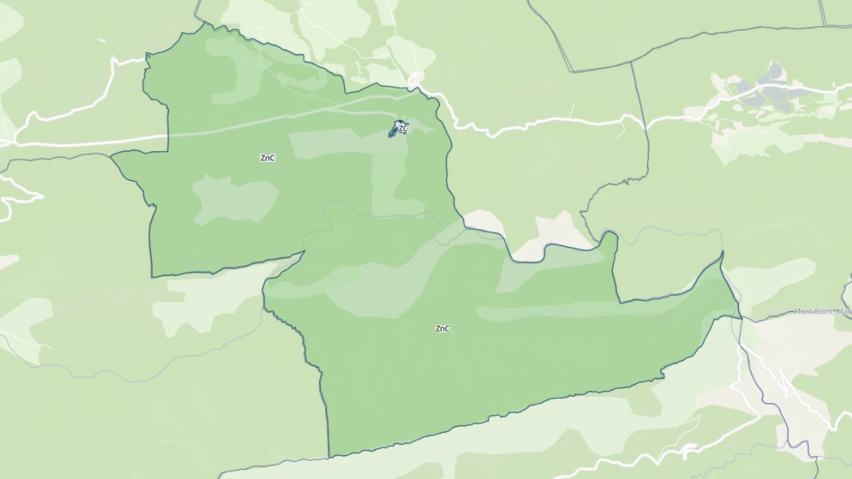 Aperçu cartographique de Les Mujouls, centré sur la commune