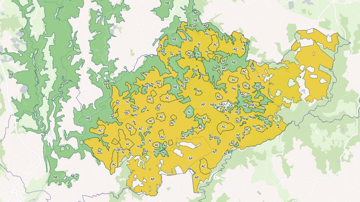 Aperçu cartographique de Leynhac, centré sur la commune