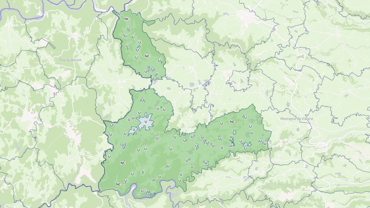 Aperçu cartographique de Pleaux, centré sur la commune