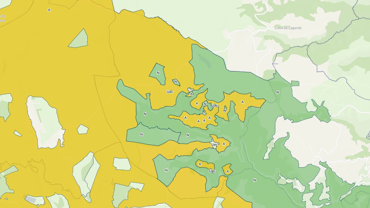Aperçu cartographique de Vèze, centré sur la commune