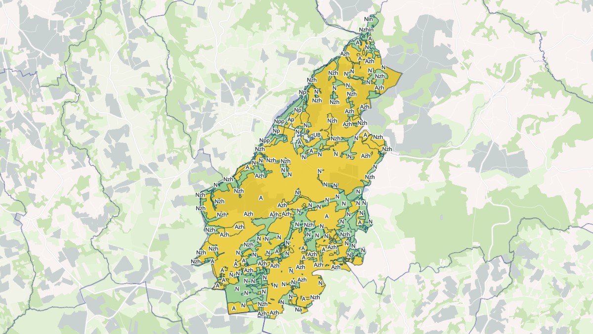 Aperçu cartographique de Plougras, centré sur la commune