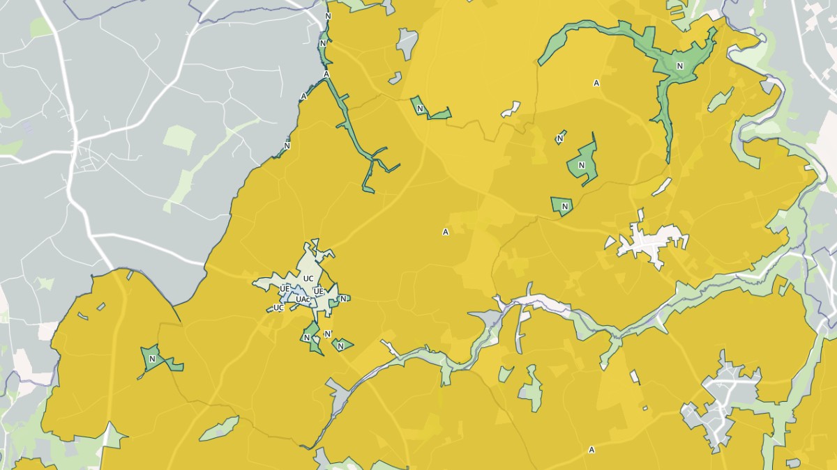 Aperçu cartographique de Saint-Gilles-les-Bois, centré sur la commune