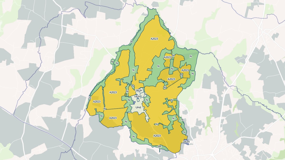 Aperçu cartographique de Kernouës, centré sur la commune
