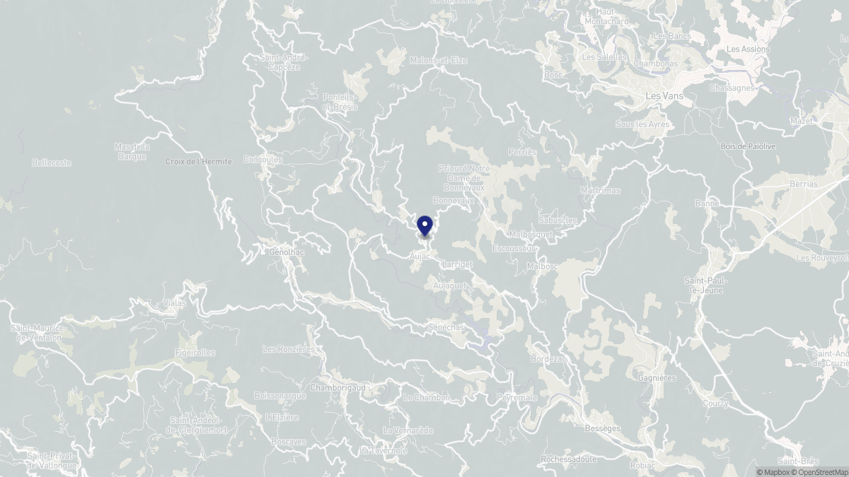 Aperçu cartographique de Aujac, centré sur la commune