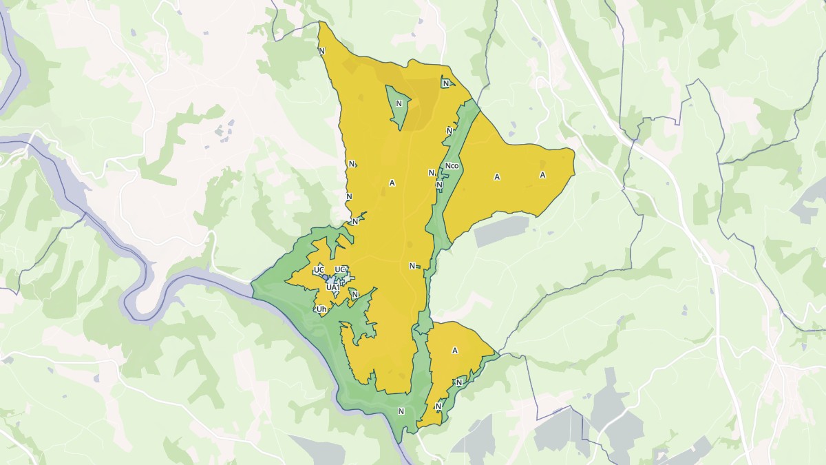 Aperçu cartographique de Saint-Priest-la-Roche, centré sur la commune