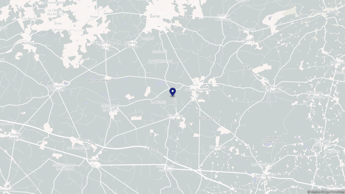 Aperçu cartographique de Sainte-Suzanne-et-Chammes, centré sur la commune