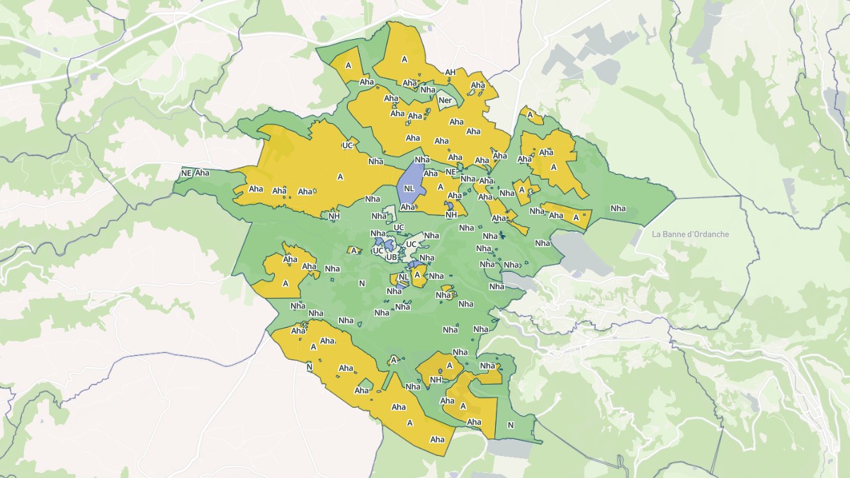 Aperçu cartographique de Saint-Sauves-d'Auvergne, centré sur la commune