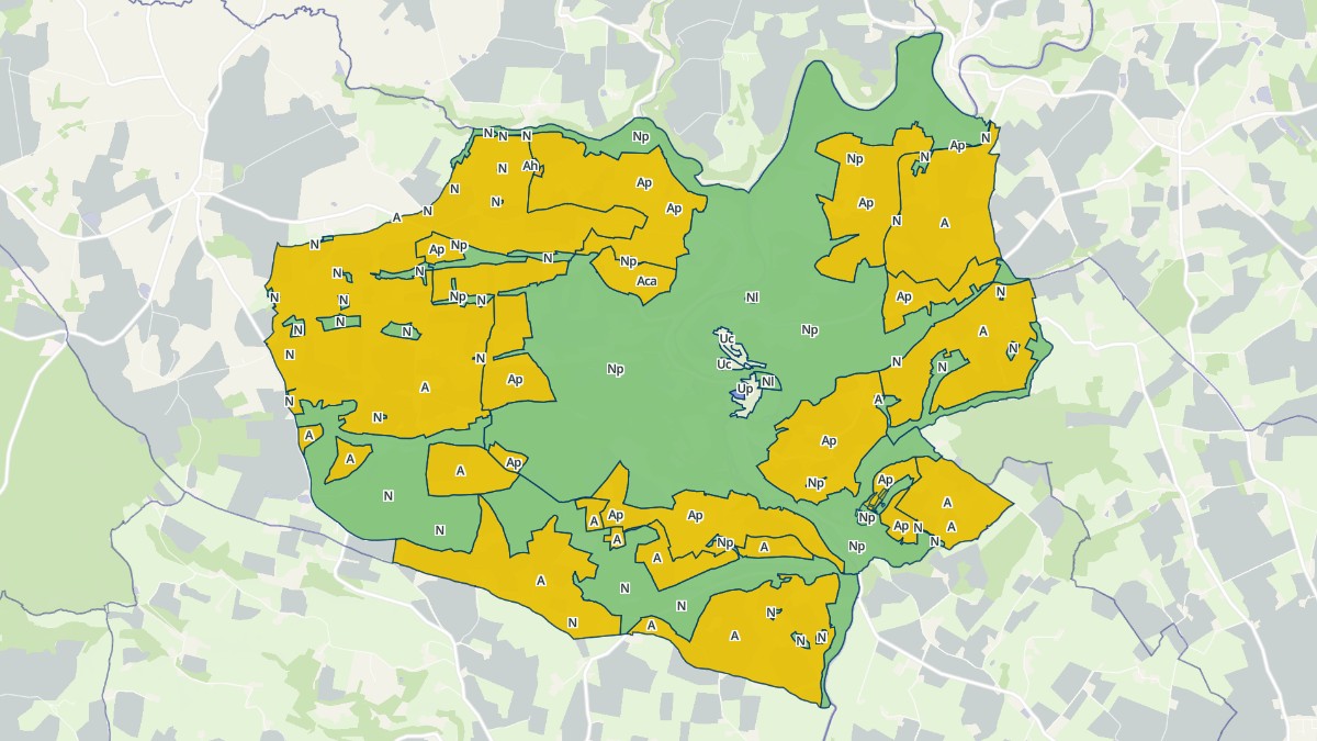 Aperçu cartographique de Saint-Léonard-des-Bois, centré sur la commune