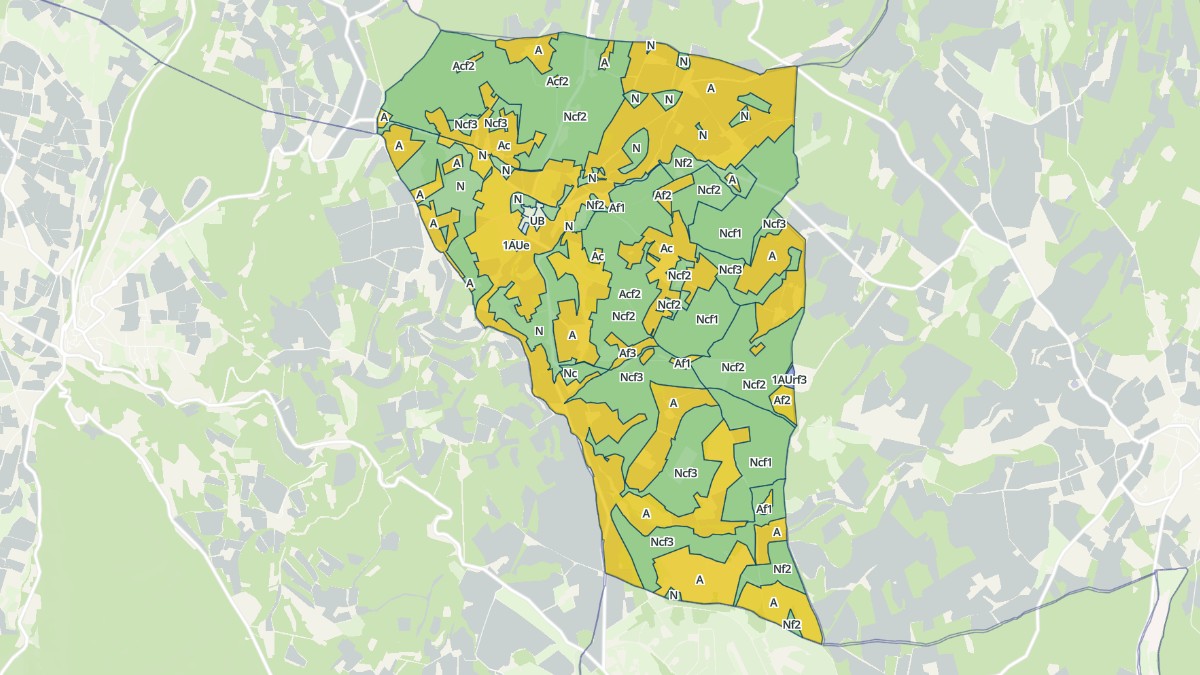 Aperçu cartographique de Saint-Trinit, centré sur la commune